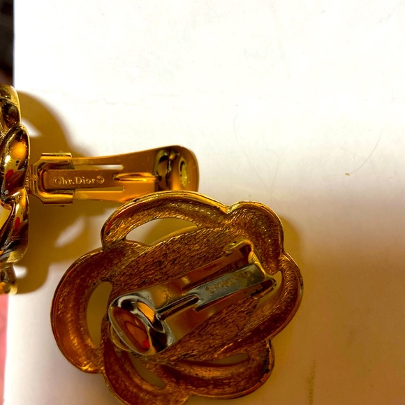 Christian Dior Goldtone Petal Ornate Clip On Earrings Iridescent Oval Pearls VTG - Picture 4 of 5